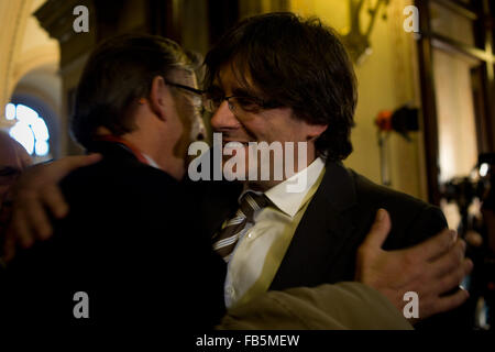 Barcelona, Catalonia, Spain. 10th Jan, 2016. Carles Puigdemont, candidate for the presidency of Catalan Parliament is seen arriving at Parlament de Catalunya on 10 January, 2016 in Barcelona, Spain. After three months of negotiations the two separatist formations in the Catalan Parliament Junts Pel Si (Together For Yes) and anti-capitalist party CUP (Popular Unity Candidacy) have reached an agreement for the investiture of a president. This agreement allows the formation of a majority government independentist to work the next 18 months for the declaration of a Catalan Republic. Acting regio Stock Photo