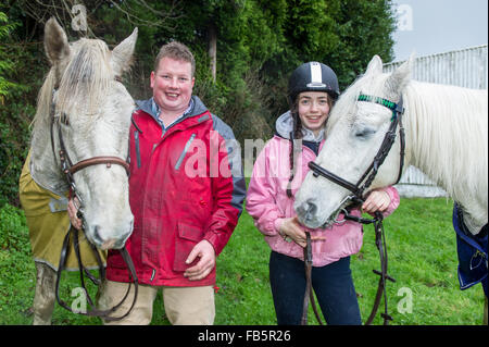 Drimoleague, Ireland. 10th January, 2016. Dan O'Brien and Lucy O'Callaghan tend to their horses 'Jack' and 'Wren' after the Drimoleague to Drinagh Cheval. The Cheval was held to raise funds for COPE Foundation. Credit: Andy Gibson/Alamy Live News Stock Photo