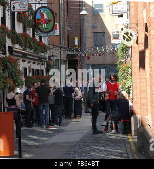 People socialising outside The Duke of York in Commercial Court. Commercial Court is a street in the thriving Cathedral Quarter Stock Photo