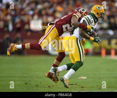 Green Bay Packers receiver Randall Cobb (R) makes a one handed catch in the  quarter of the Packers-Arizona Cardinals game at University of Phoenix  Stadium in Glendale, Arizona on January 16, 2016.