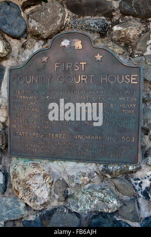 FIRST COUNTY COURTHOUSE  The first court house where Alameda County government began, June 6, 1853. Officials met in two-story wooden building erected by Henry C. Smith and A. M. Church as merchandise store. Seat of government moved to San Leandro in 1856 following vote of people of county in December 1854.  State Registered Landmark No. 503   Tablet provided by California State Park Commission Base furnished by Alameda County Parlors of the Native Sons and Daughters of the Golden West.   Dedicated June 6, 1953 Stock Photo