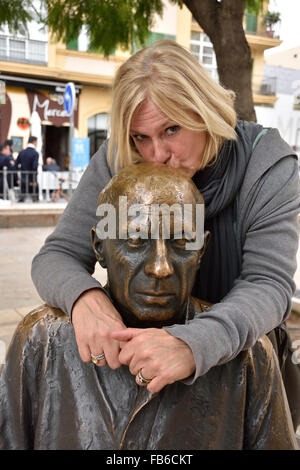 Marinke Winters is kissing Painter Pablo Picasso 1881–1973  Spain Spanish (  This sculpture of Pablo Picasso by Francisco López Hernández is located at Plaza de la Merced in Málaga. ) Stock Photo