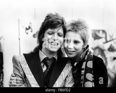 FILE PICS: DAVID BOWIE, the infinitely changeable, fiercely forward-looking songwriter who taught generations of musicians about the power of drama, images and personae, died Sunday surrounded by family. He was 69. Bowie died after an 18-month battle with cancer. Pictured: 1975.DAVID AND ANGELA BOWIE .SUPPLIED BY Credit:  ZUMA Press, Inc./Alamy Live News Stock Photo