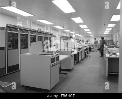ICL 2900 Series mainframe computer installation and programmers at the Milk Marketing Board head office in Thames Ditton c1980 Stock Photo