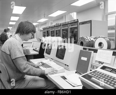 ICL 2900 Series mainframe computer installation and programmers at the Milk Marketing Board head office in Thames Ditton c1980 Stock Photo