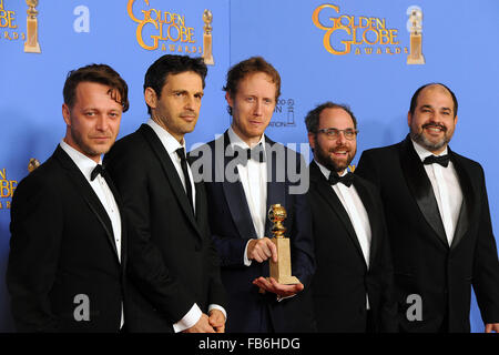 Beverly Hills, CA, USA. 10th Jan, 2016. Actors Levente Molnar and Geza Rohrig, director Laszlo Nemes, producers Gabor Sipos and Gabor Rajna, winners of Best Foreign Language Film for 'Son of Saul, ' pose in the press room at the 73rd Golden Globe Awards, Sunday, Jan. 10, 2016, Beverly Hills, Calif. Michael Owen Baker. Credit:  Michael Owen Baker/Prensa Internacional/ZUMA Wire/Alamy Live News Stock Photo