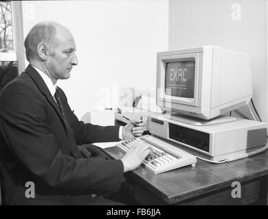 ICL 2900 Series mainframe computer installation and programmers at the Milk Marketing Board head office in Thames Ditton c1980 Stock Photo