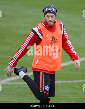 Belek, Turkey. 11th Jan, 2016. Aaron Hunt of Hamburger SV stretches during a training session in Belek, Turkey, 11 January 2016. Hamburger SV stays in Belek to prepare for the second half of the German Bundesliga season. Photo: Thomas Eisenhuth/dpa/Alamy Live News Stock Photo