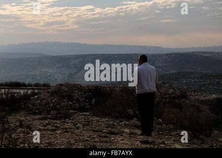 Maale Michmash, West Bank. 11th January, 2016. A Jewish man prays facing westwards towards Jerusalem in the West Bank settlement Maale Michmash as has been customary in Judaism all over the world for thousands of years. Stock Photo