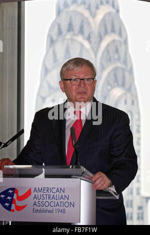 Former Australian Prime Minister Kevin Rudd speaks to One Nation member ...
