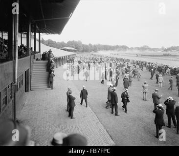 Crowd at Saratoga Race Track, Saratoga Springs, New York, USA, 1910 Stock Photo