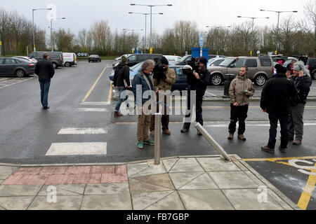 Jeremy Clarkson & James May filming at Reading Service Station, England, on 24th November 2015, for their new Amazon Prime show. Stock Photo