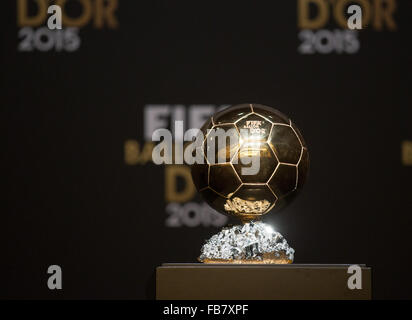 Zurich, Switzerland. 11th Jan, 2016. Picture shows the 2015 FIFA Ballon d'Or trophy ahead of the 2015 FIFA Ballon d'Or award ceremony in Zurich, Switzerland, on Jan. 11, 2016. © Xu Jinquan/Xinhua/Alamy Live News Stock Photo