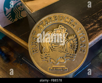 medallion first Starbucks store established 1971, Pike Place Market, Seattle, Washington State, USA Stock Photo