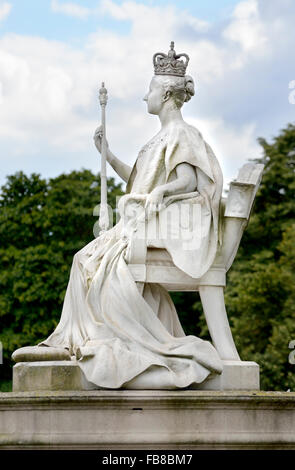 London, England, UK. Statue: Young Queen Victoria (1819-1901) Kensington Palace. Marble statue (1893) by Princess Louise Stock Photo