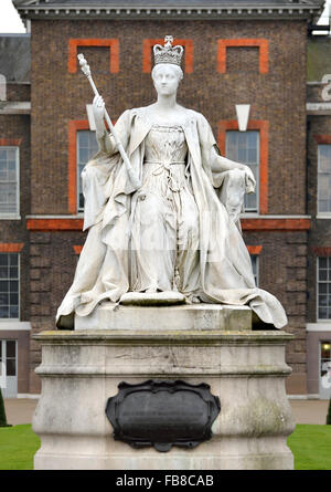 London, England, UK. Statue: Young Queen Victoria (1819-1901) Kensington Palace. Marble statue (1893) by Princess Louise Stock Photo
