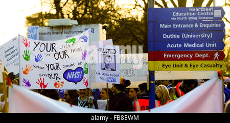 Southampton, UK. 12th January, 2016. NHS junior doctors begin strike action and set up a picket line outside the entrance to Southampton General hospital , as they begin protests to the proposed Goverment changes to hours and pay.  Junior doctors hold up signs outside Southampton general hospital in protest to Goverment changes to pay and working hours. Credit:  PBWPIX/Alamy Live News Stock Photo