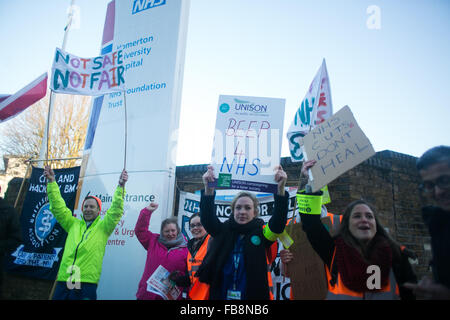 London, UK. 12th January, 2016. Junior doctors and supporters picket the Homerton University Hospital in Hackney to raise support.  Credit:  Kristian Buus/Alamy Live News Stock Photo
