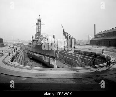 Brooklyn Navy Yard, Dry Dock no. 4, Brooklyn, New York, USA, circa 1915 Stock Photo