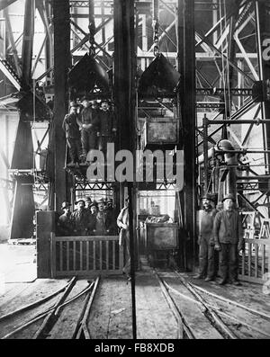 Hoisting Ore & Lowering Miners, Lead Homestake Mine, South Dakota, USA, 1905 Stock Photo