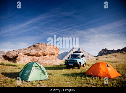 4X4 offroad camping in the Gobi Desert, Mongolia. Stock Photo