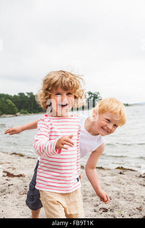 Sweden, Sodermanland, Stockholm Archipelago, Musko, Girl (4-5) and boy (4-5) on beach
