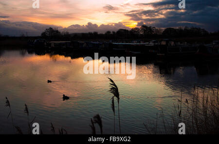 UK Weather 13 Jan 2016.  Sunrise over canal boats, Rufford, Lancashire, UK.  After another night of heavy rainfall over the north west, a beautiful sunrise marks the change to much colder temperatures.  A Level 2 alert has been issued by the Met Office as overnight frost & icy patches are expected.  Credit:  Cernan Elias/Alamy Live News Stock Photo