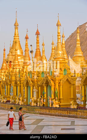 Visitors to the magnificent Shwedagon Paya, Yangon, Myanmar Stock Photo