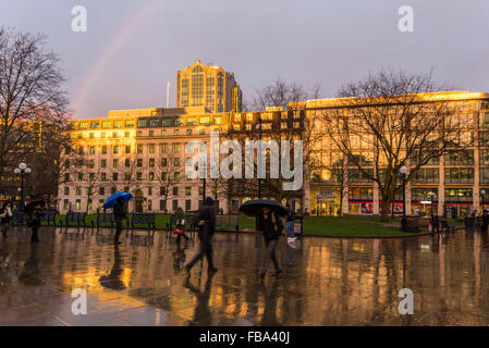 Birmingham, UK. 12th January 2016. as the bad weather continues, shoppers are caught in a late afternoon downpour near St Philip’s Cathedral, Colmore Row, Birmingham, England, UK Credit:  paul weston/Alamy Live News Stock Photo