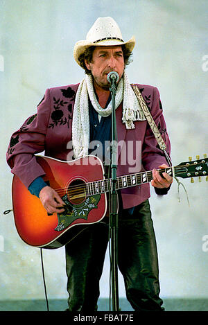 Washington, DC., USA, 17th January, 1993 America's Reunion on the Mall was a two-day multi-stage festival as part of the 1993 Presidential Inaugural Celebration, held from January 17Ð19. The two-hour outdoor concert that started the festival kicked off the Clinton/Gore Inaugural.  Bob Dylan standing in exactly the same place where 30 years ago he performed a three song set during 'The March on Washington for Jobs And Freedom' sings 'Chimes of Freedom'. Credit: Mark Reinstein Stock Photo
