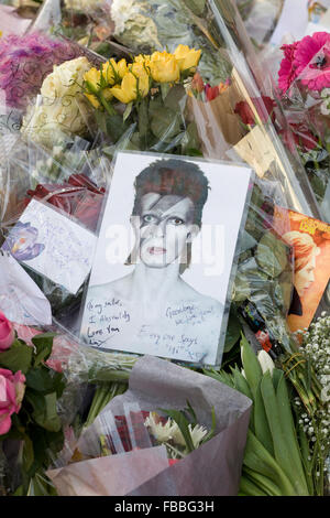 Tributes and messages from fans, mural of the late David Bowie in Brixton Stock Photo
