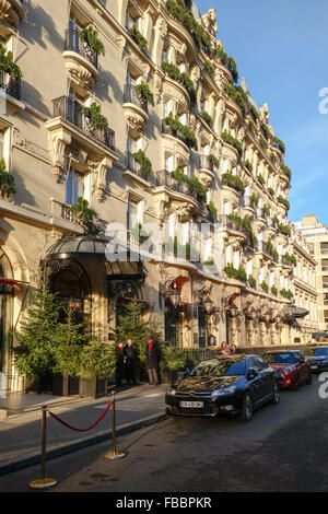 Entrance of Luxury 5 Star Hotel Plaza Athénée, Avenue Montaigne, Paris, France Stock Photo