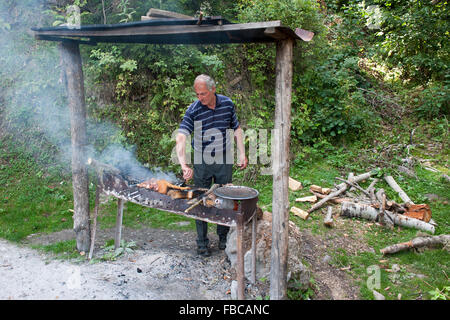 Georgien, Samtskhe-Javakheti, am Goderdzi Pass, Grill an einem Strassenrestaurant Stock Photo