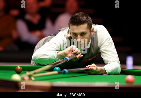 London, UK. 14th Jan, 2016. Mark Selby of England competes during the quarterfinal with Ronnie O'Sullivan of England at the Snooker Masters 2016 in London, Britain on Jan. 14, 2016. Ronnie O'Sullivan won 6-3. © Han Yan/Xinhua/Alamy Live News Stock Photo
