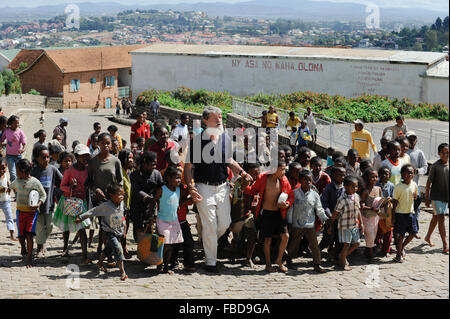 MADAGASCAR Antananarivo, catholic priest Per Pedro Opeka has build Akamasoa a social community project with housing schemes, health units and schools for the poorest of Tana / MADAGASKAR Pater Pedro Opeka hat die Gemeinde Akamasoa , auf madagassisch 'gute Freunde' , mit Muellsammlern, Bettlern und Sozialschwachen auf einem Huegel bei Antananarivo erbaut, Teil des Projektes sind Hausbau, Schulen, Krankenhaeuser und Beschaeftigung Stock Photo