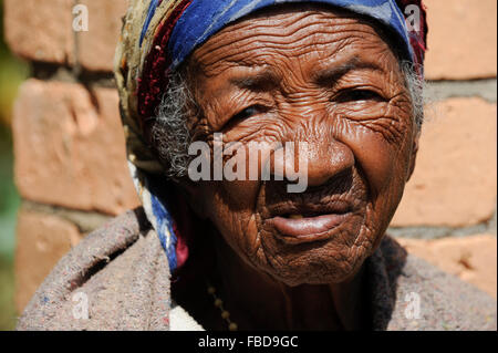 MADAGASCAR Antananarivo, catholic priest Per Pedro Opeka has build Akamasoa a social community project with housing schemes, health units and schools for the poorest of Tana, old woman / MADAGASKAR Pater Pedro Opeka hat die Gemeinde Akamasoa , auf madagassisch 'gute Freunde' , mit Muellsammlern, Bettlern und Sozialschwachen auf einem Huegel bei Antananarivo erbaut, Teil des Projektes sind Hausbau, Schulen, Krankenhaeuser und Beschaeftigung, alte Frau Stock Photo