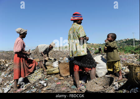 MADAGASCAR Antananarivo, dumping site, people live from waste picking, children work as waste picker Stock Photo