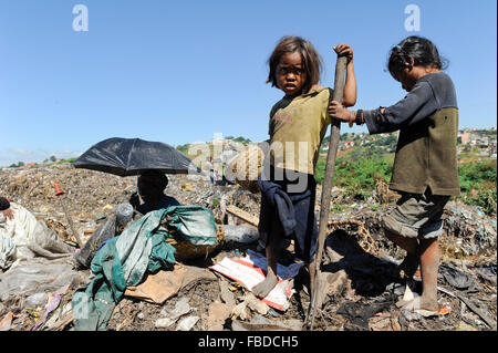 MADAGASCAR Antananarivo, dumping site, people live from waste picking, children work as waste picker Stock Photo