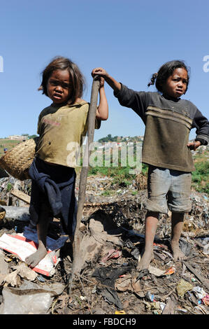 MADAGASCAR Antananarivo, dumping site, people live from waste picking, children work as waste picker Stock Photo