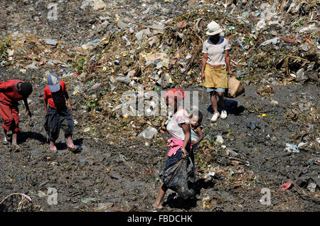 MADAGASCAR Antananarivo, dumping site, people live from waste picking, children work as waste picker Stock Photo