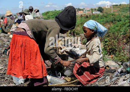 MADAGASCAR Antananarivo, dumping site, people live from waste picking, children work as waste picker Stock Photo