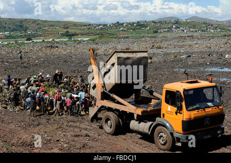 MADAGASCAR Antananarivo, dumping site, people live from waste picking, children work as waste picker Stock Photo