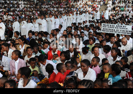 MADAGASCAR Antananarivo, catholic priest Per Pedro Opeka has build Akamasoa a social community project with housing schemes, health units and schools for the poorest of Tana, sunday  mass in church / MADAGASKAR Pater Pedro Opeka hat die Gemeinde Akamasoa , auf madagassisch 'gute Freunde' , mit Muellsammlern, Bettlern und Sozialschwachen auf einem Huegel bei Antananarivo erbaut, Teil des Projektes sind Hausbau, Schulen, Krankenhaeuser und Beschaeftigung, Sonntagsmesse in der Kirche Stock Photo