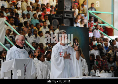 MADAGASCAR Antananarivo, catholic priest Per Pedro Opeka has build Akamasoa a social community project with housing schemes, health units and schools for the poorest of Tana, sunday  mass in church / MADAGASKAR Pater Pedro Opeka hat die Gemeinde Akamasoa , auf madagassisch 'gute Freunde' , mit Muellsammlern, Bettlern und Sozialschwachen auf einem Huegel bei Antananarivo erbaut, Teil des Projektes sind Hausbau, Schulen, Krankenhaeuser und Beschaeftigung, Sonntagsmesse in der Kirche Stock Photo