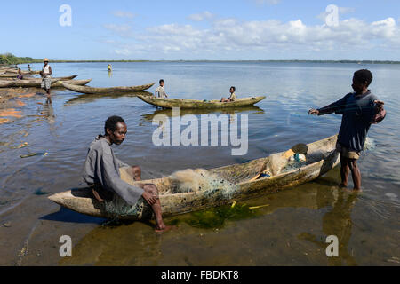 MADAGASCAR Mananjary, village ANILAVINARY at canal des Pangalanes, fisherman and fishing boat Stock Photo