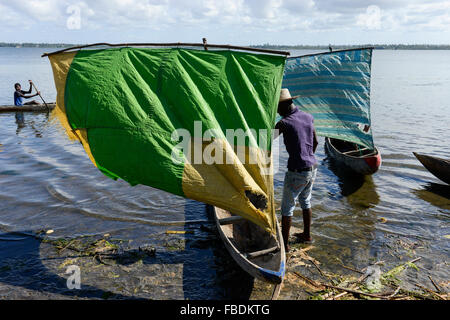 MADAGASCAR Mananjary, village ANILAVINARY at canal des Pangalanes, fisherman and fishing boat Stock Photo
