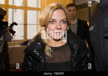 Hamburg, Germany. 15th Jan, 2016. German singer Annett Louisan accompanied by a judicial officer into the courtroom of the house of Criminal Justice in Hamburg, Germany, 15 January 2016. The trial of an alleged extortionist of the singer has begun before the Hamburg District Court in the presence of the singer. A 42-year-old man has been accused of threatening the singer after having contacted her initially on Facebook last April, threatening her and demanding money from her. Photo: CHRISTIAN CHARISIUS/dpa/Alamy Live News Stock Photo