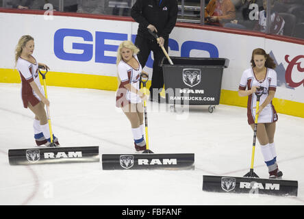 Denver, Colorado, USA. 14th Jan, 2016. The Avalanche ICE GIRLS clear the ice during the 1st. Period at the Pepsi Center Thursday night. The Avalanche beat the Devils 3-0. © Hector Acevedo/ZUMA Wire/Alamy Live News Stock Photo