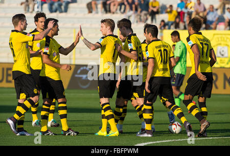 Dubar, United Arab Emirates. 15th Jan, 2016. Dortmund's Marco Reus (4-L) and his team-mates Ilkay Guendogan (2-L), Lukasz Piszczek (L), Julian Weigl (5-L), Henrikh Mkhitaryan (2-R) and Pierre-Emerick Aubameyang (R) celebrate Reus' 0-1 goal during a friendly match between Jeonbuk Hyundai Motors FC and Borussia Dortmund in Dubar, United Arab Emirates, 15 January 2016. Photo: Guido Kirchner/dpa/Alamy Live News Stock Photo