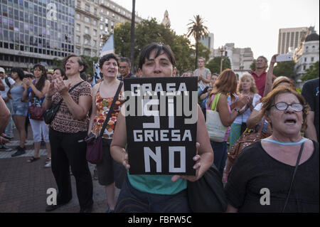 Buenos Aires, Buenos Aires, Argentina. 15th Jan, 2016. A woman holds a placard reading ''say yes to grease, no to Griesa'' during a demonstration against President Mauricio Macri. The sign refers to the long standing issue with ''vulture funds'' and U.S. Federal Judge thomas P.Griesa. Protestors also demand President Macri to respect the law and summon the Congress for Special Sessions instead of governing through decrees. © Patricio Murphy/ZUMA Wire/Alamy Live News Stock Photo